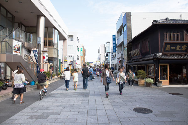 伊勢市駅と伊勢神宮外宮さんを結ぶ外宮参道。写真向かって右手は菊一文字、左手のビル1階にバッドパームスがあります。