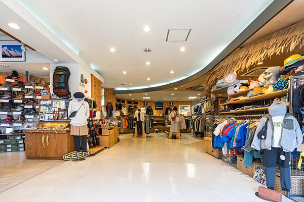 250平方メートルの店内にはトレッキング用品やライフスタイルウェアのコーナー、サーフの小物などがたくさんあります。
