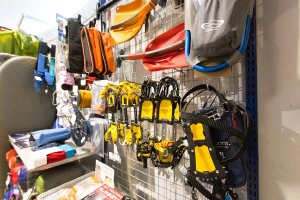 テントや寝袋、冬にはアイゼンなどの雪山アイテムも取り揃えております。