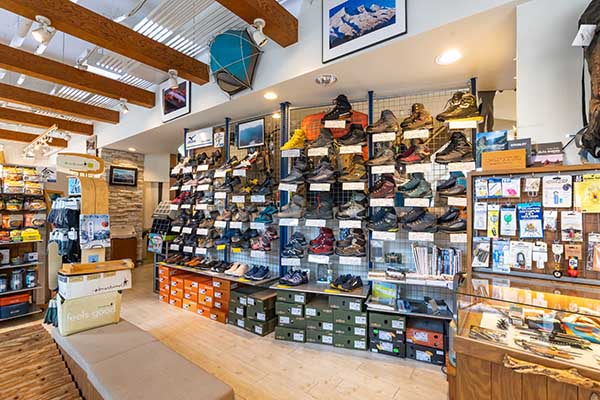 シューズはウォーキング、トレイルランニング、ハイキング、縦走登山まで幅広く。お客様にぴったりの一足をご提案できます。